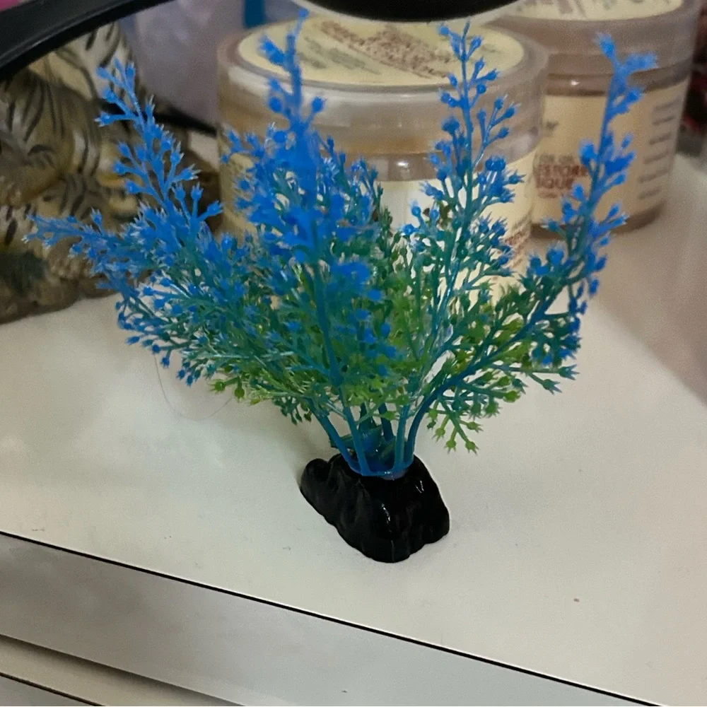 Fish plant decor (fake plant)